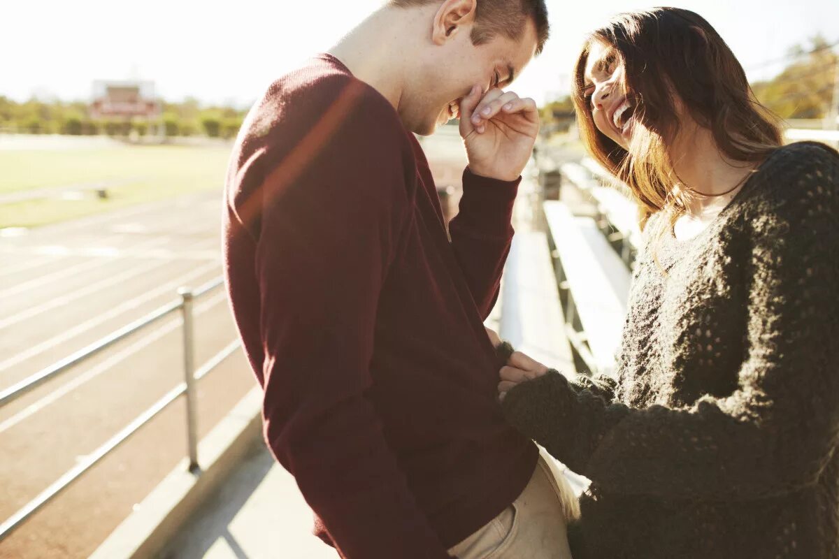 муж смеется над женой. мужчина и женщина дурачатся. счастливые мужчина и женщина. женщина над мужчиной. мужчина и женщина смеются.