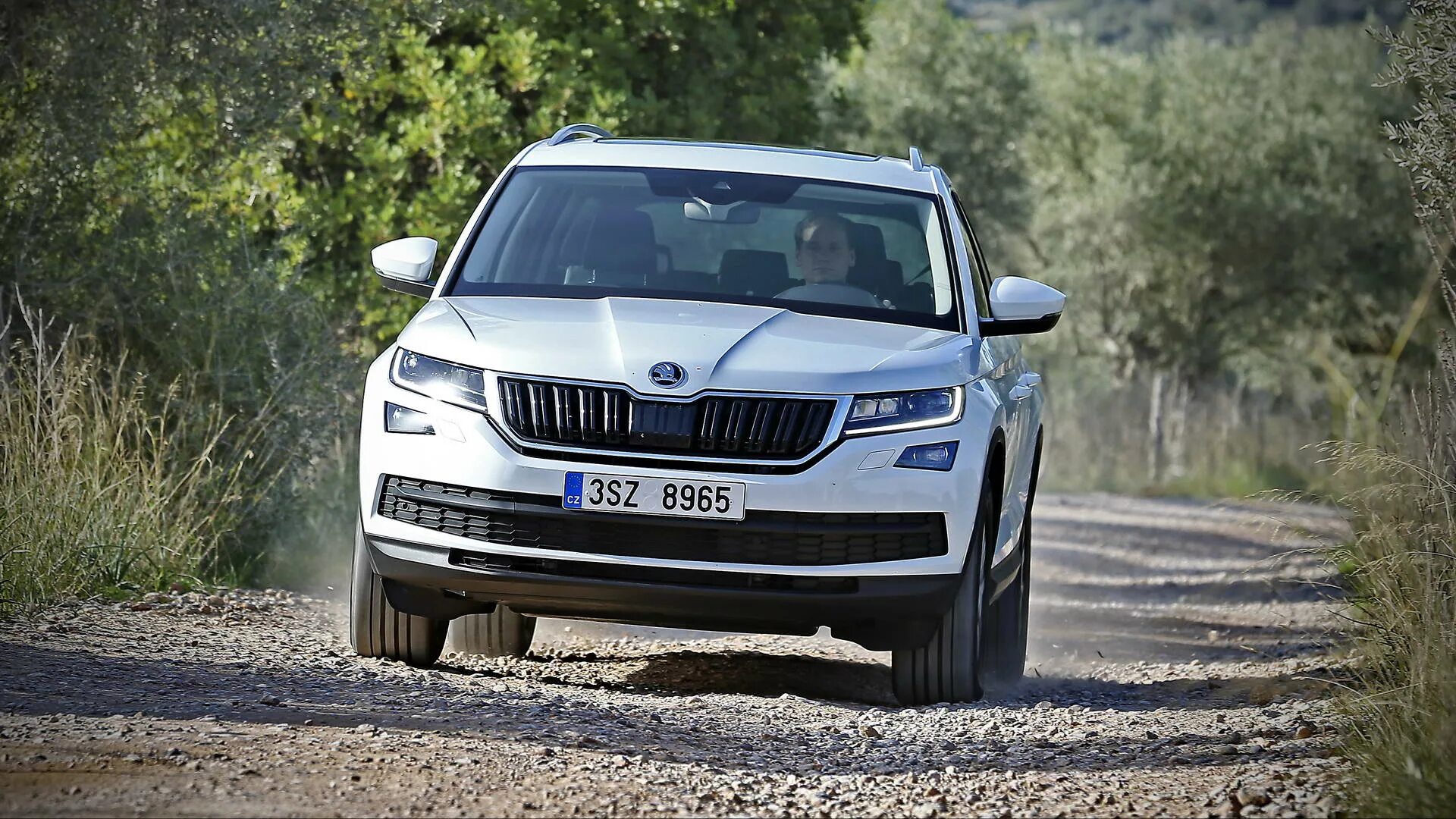 Шкода кодиак конкуренты. Skoda karoq tiguan. Габариты аутлендер 3 и шкода кодиак. Шкода карок vs tiguan. Шкода кодиак конкуренты.