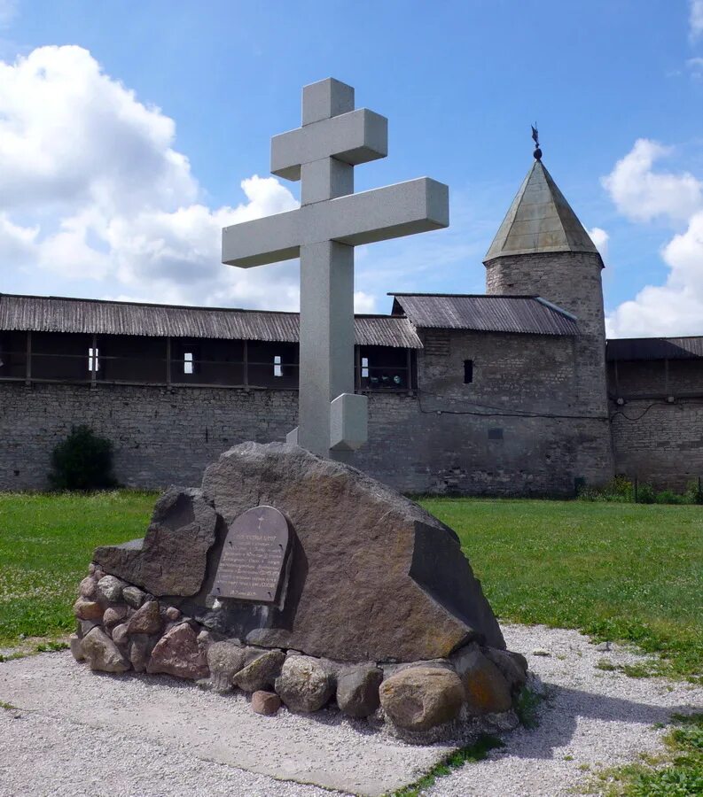 Памятник в крестах псков. Псков памятник красной армии. Псков памятник красной армии кресты. Монумент кресты псков. Международный аэропорт псков имени княгини ольги.