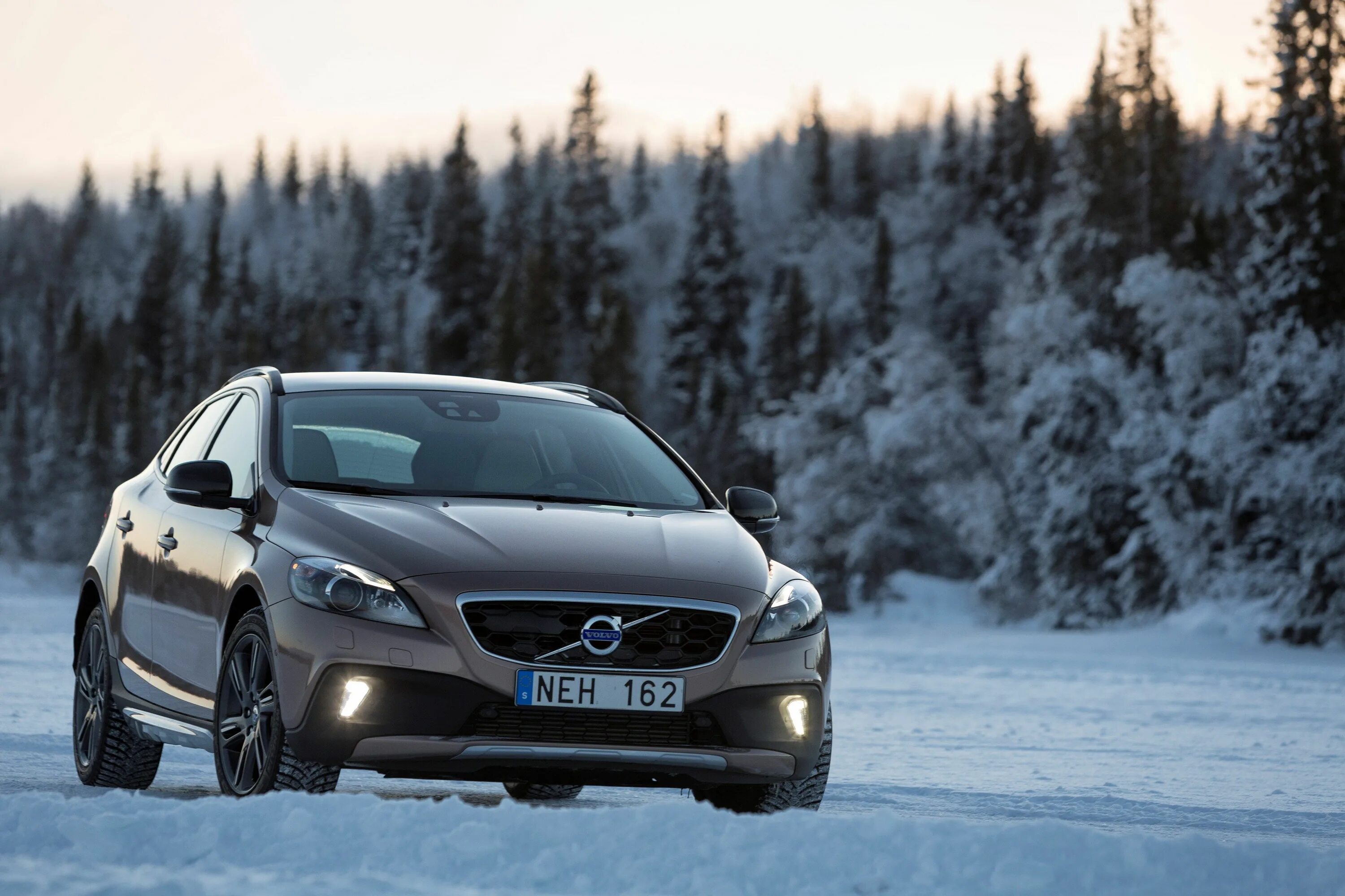 Вольво машина страна. Volvo v40. V40 Cross Country. Volvo v40 Cross Country 2012-2016. Вольво v40 Cross Country 2013.