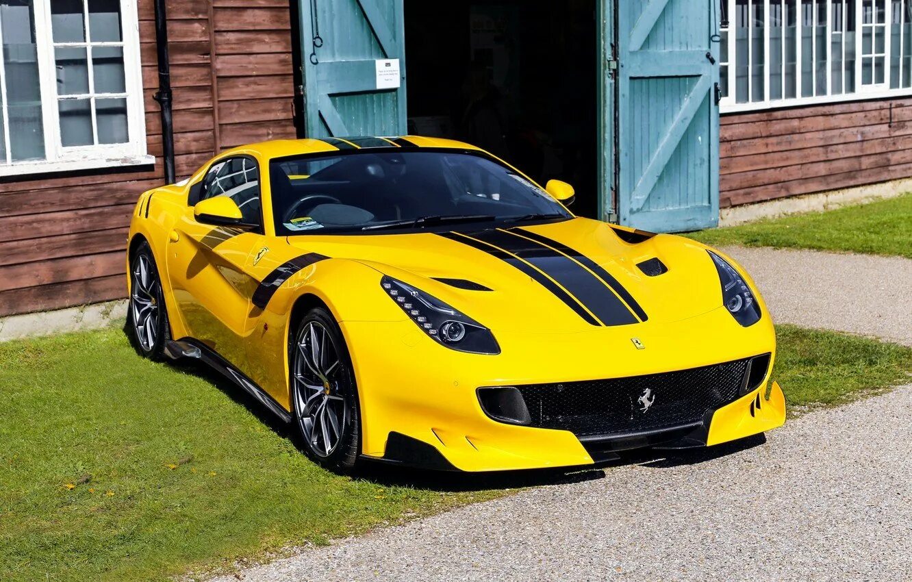 Феррари ф12 желтая. Ferrari f12 желтая. Ferrari f12 TDF Black. Феррари f12 желтая спорткар.