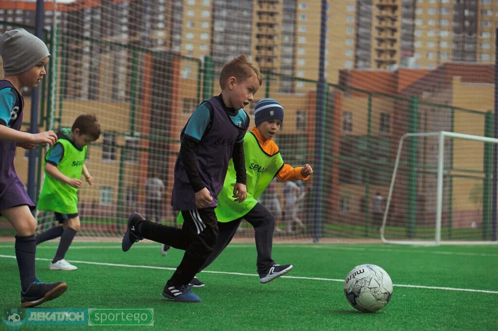 Football school. Футбол в школе. Футбол атлетика для детей. Специальные футбольные школы.