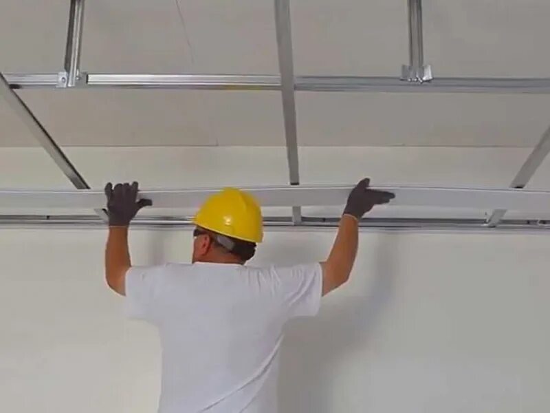 Монтаж ПВХ панелей на потолок. Крепление потолочных панелей. Монтаж пластиковых панелей на потолок. Крепление панелей к потолку.