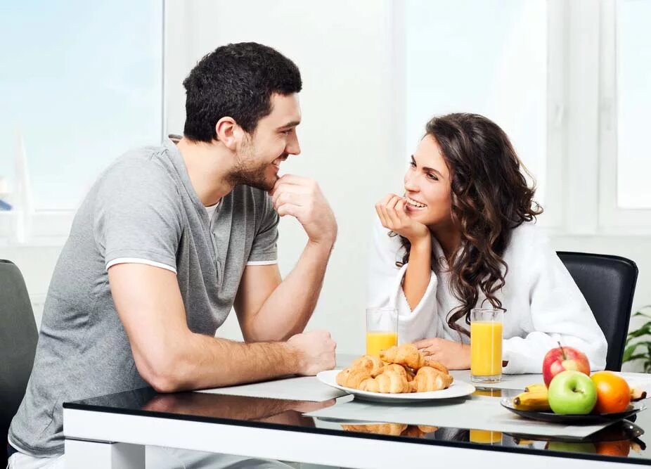 Муж жена и студентка. Парень с девушкой обедают. Мужчина и женщина за столом. Беседа мужчины и женщины. Мужчина и женщина завтракают.