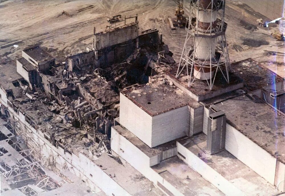 Ядерный взрыв аэс. Разрушенный 4 энергоблок ЧАЭС. ЧАЭС 1986. Чернобыльская АЭС после взрыва. Разрушенный реактор ЧАЭС.