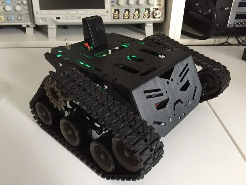 Робот raspberry pi. Танк на raspberry pi. робот на raspberry pi 3. робот танк. робототехника танк.