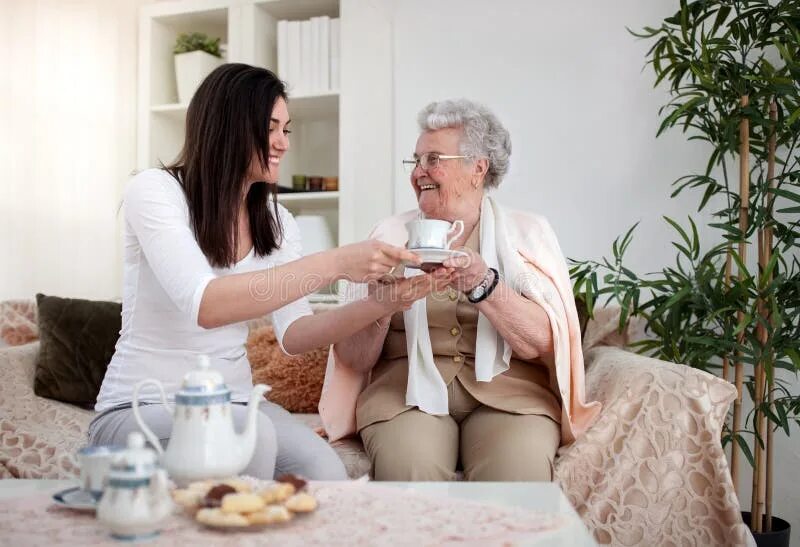 Мама найми сиделку. Пожилые люди хвалят. Пожилая женщина улыбается. Grandma come in to tea. Уважение чувств пациента психология.