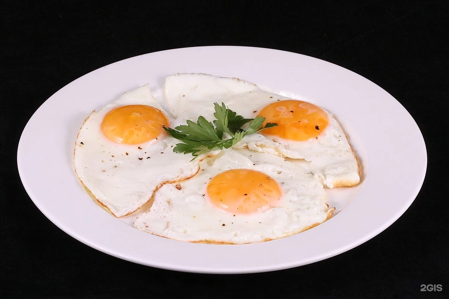 Яичница глазунья 3 яйца. Глазунья из 3 яиц. Яичница на тарелке. Яичница 3 яйца. Яичница на белом фоне.