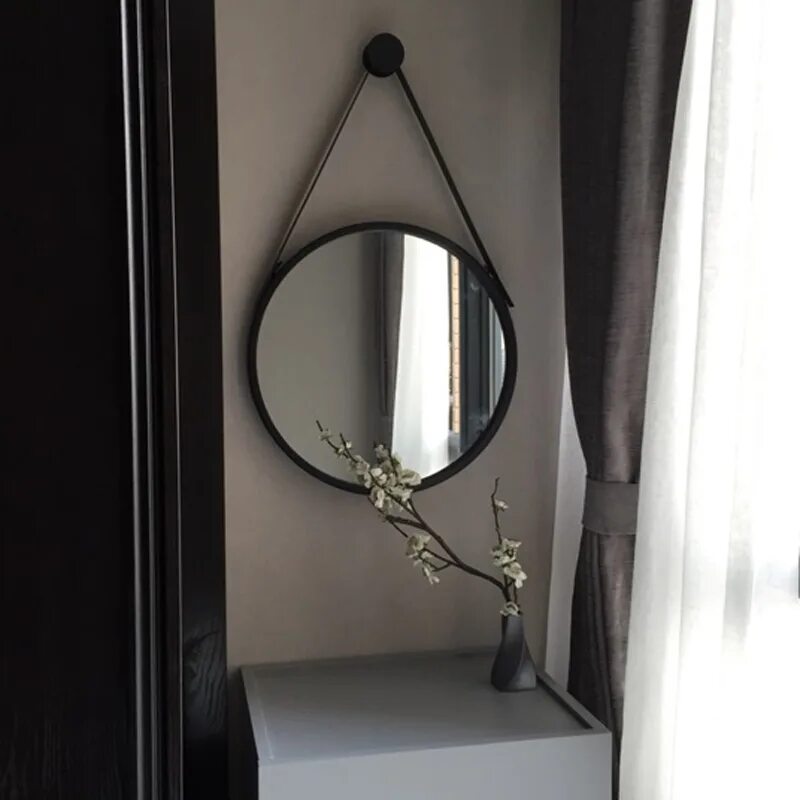 Подвесное зеркало для ванной. Зеркало подвесное. Зеркало круглое подвесное. Круглое зеркало на подвесе. Зеркало подвесное в ванную на ремне.