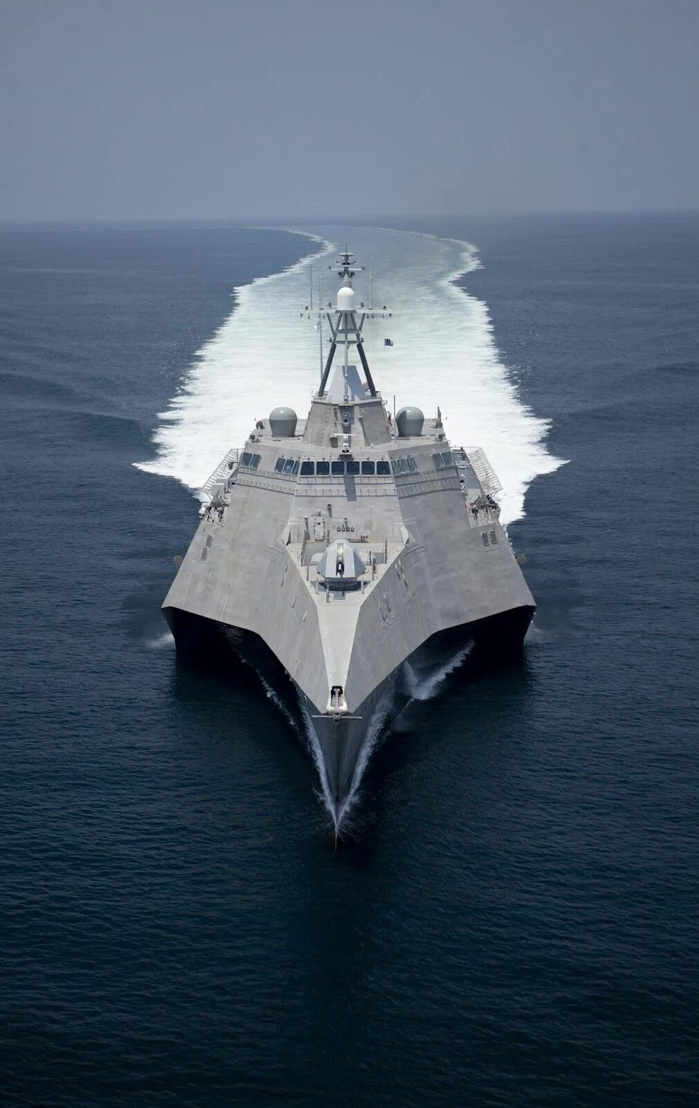 Usa ships. Фрегат USS Independence (LCS-2). Тримаран ВМС США. Тримаран Индепенденс. Военный корабль Littoral Combat ship (LCS) ВМС США.