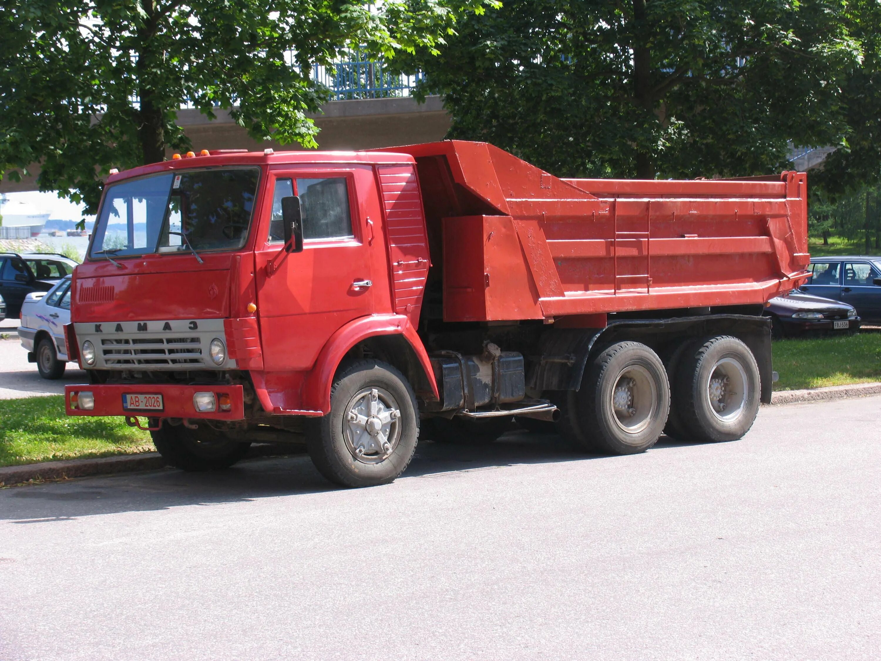 Грузовой автомобиль русский. КАМАЗ 5410 самосвал. Самосвалы МАЗ КАМАЗ. МАЗ или КАМАЗ самосвал. МАЗ 5511 самосвал.