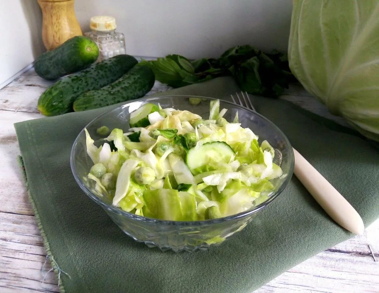 Салат с пекинской капустой и зеленым горошком. Салат с капустой и горошком. Салат из капусты свежей с огурцом и горошком. Салат с пекинской капустой и горошком. Салат из пекинской капусты горошка и яиц