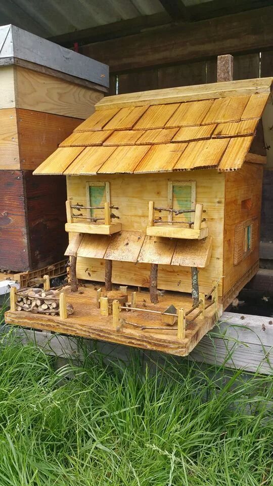 Домик для пчел. Улей деревянный. Улей домик. Красивый домик для пчел.