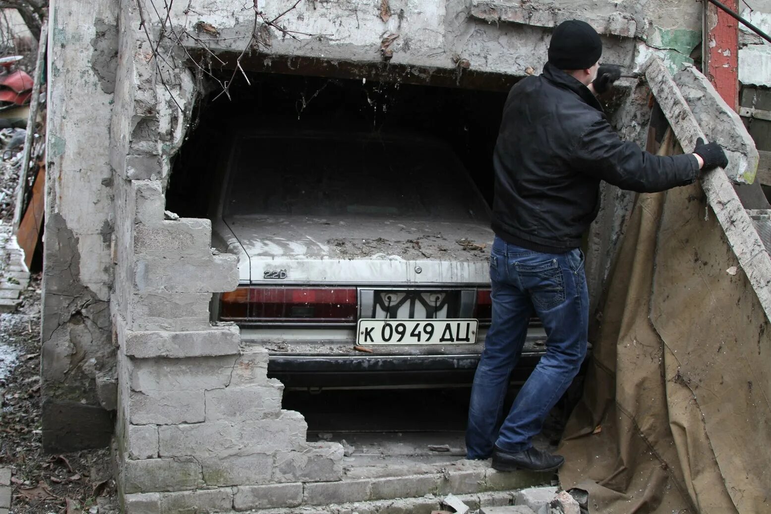 Находки в заброшенных гаражах. Нашли машину в гараже. Гаражные находки авто.