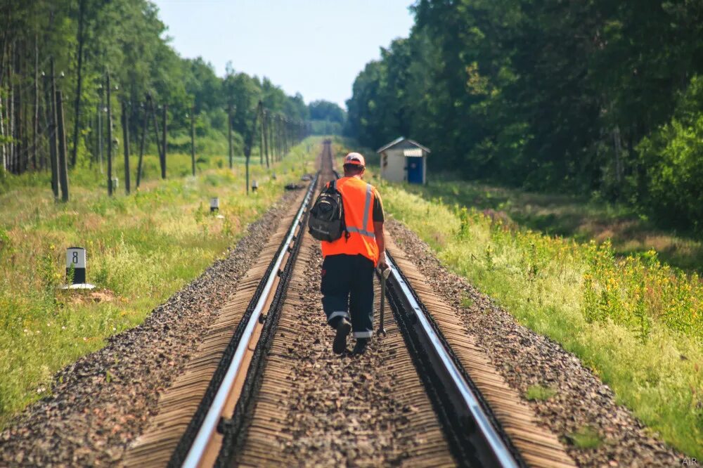 Ж. Рельсы. Ограждение препятствий и мест производства работ схема ржд. Подростки на железной дороге. Препятствия на железных дорогах.