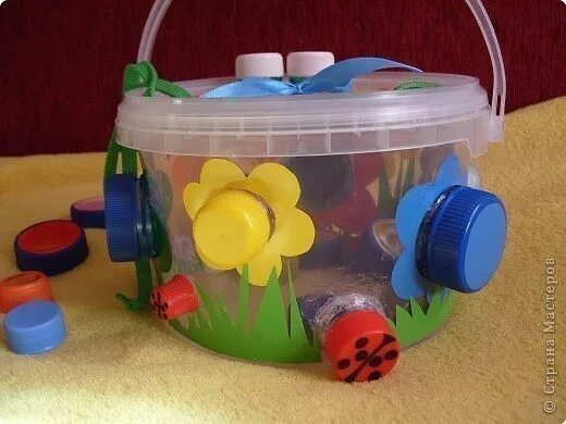 Игры из бросового материала. Сенсорика для детей. Дидактические игрушки для детского сада. Игры с бросовым материалом. Бросовый материал для игр детям.