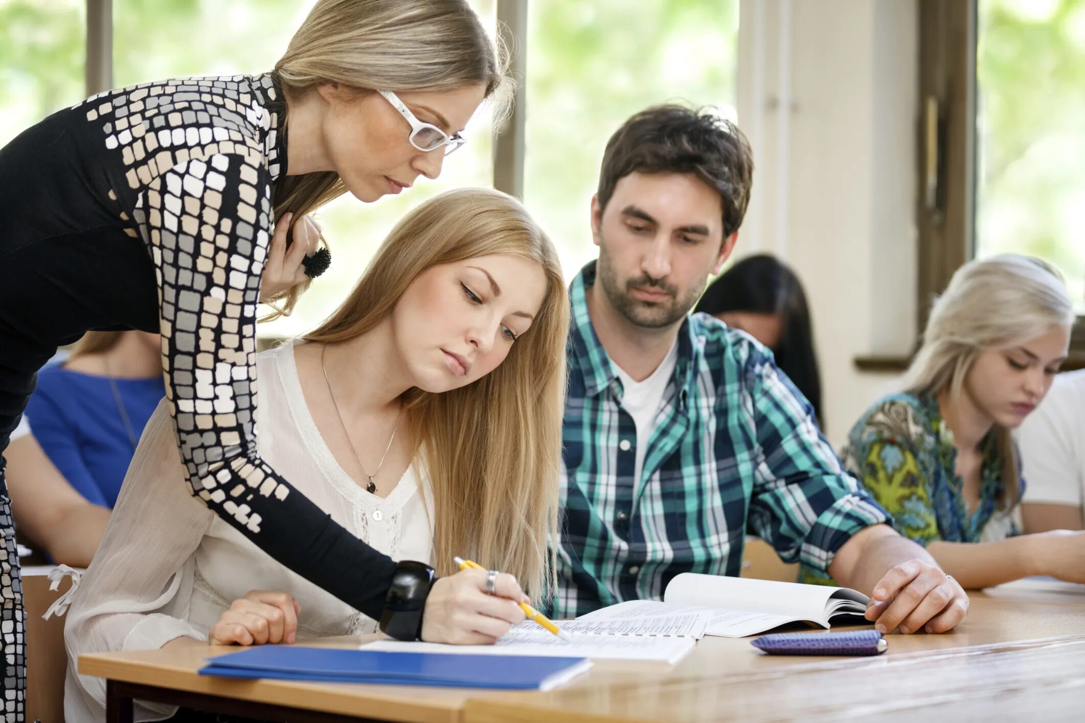 Студент и преподаватель любовь. Взрослый ученик. образование взрослых. учеба взрослые люди. английские студенты.