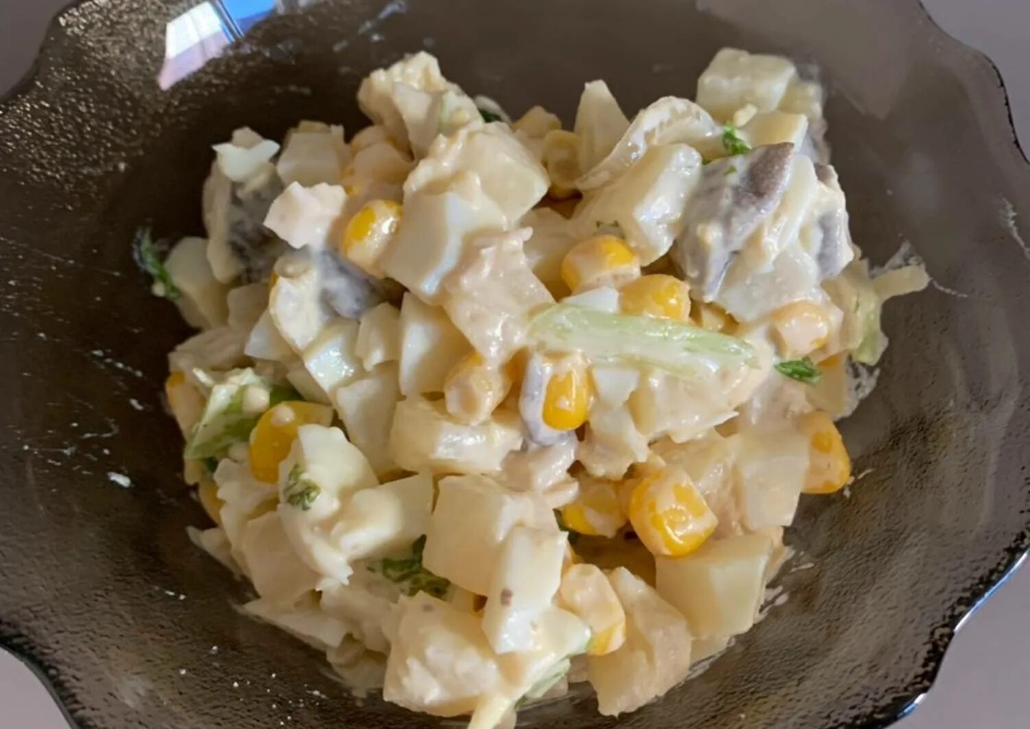 Салат с ананасом. Салат курица ананас кукуруза. Куриный салат с ананасами и кукурузой. Салат с ананасом и курицей. Салат из курицы с ананасами и кукурузой.