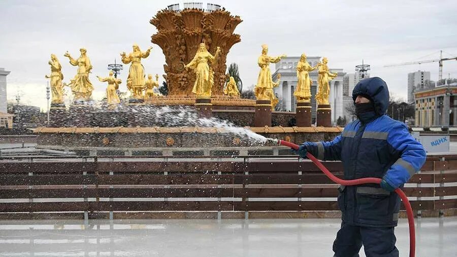 заливка льда на катке. каток на улице в нижнем тагиле. швабра для заливки льда. катка началась. каток водник тюмень 2022.