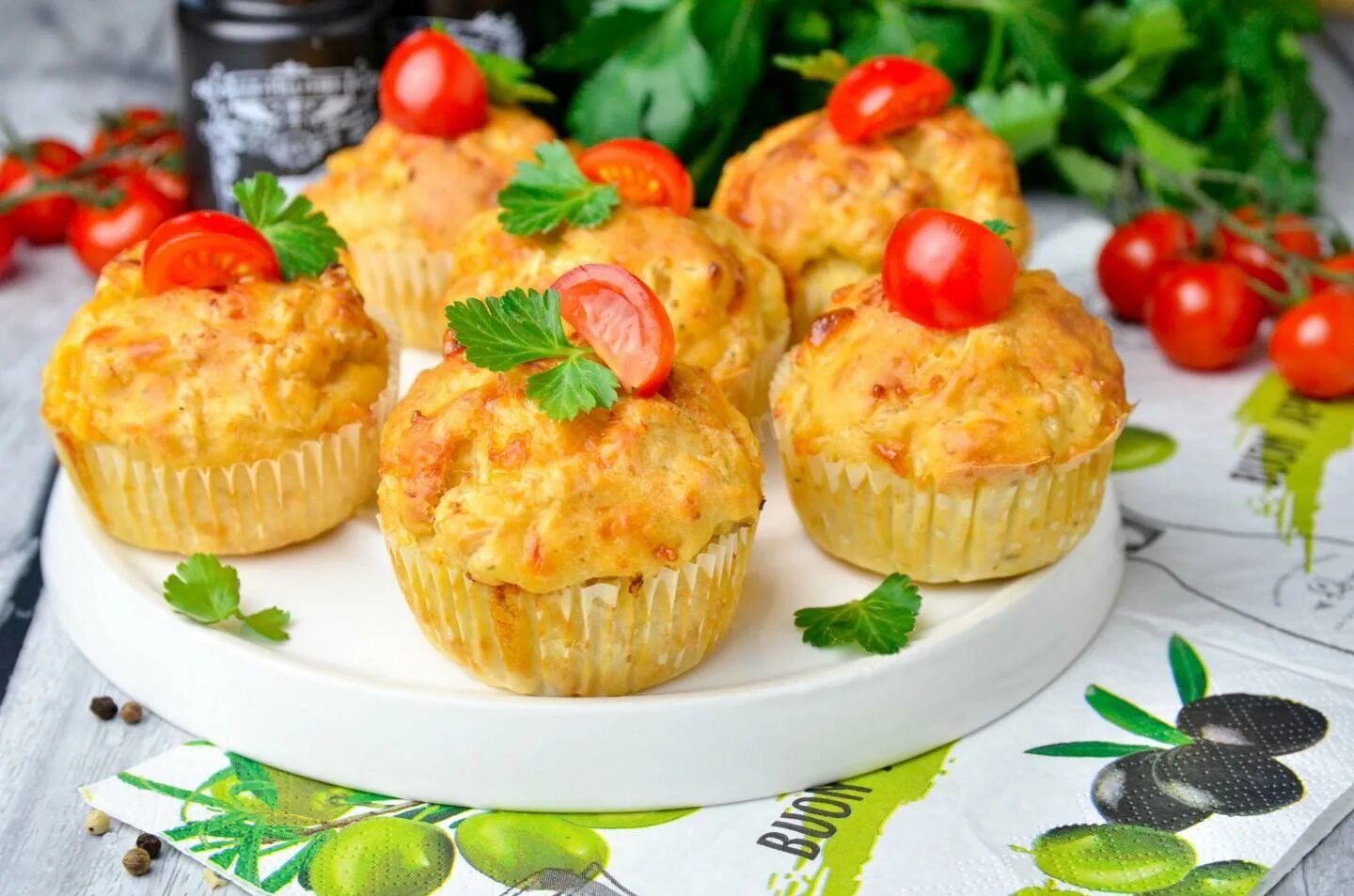 Куриные маффины с сыром. Маффины с сыром и зеленью. сырные кексы с зеленью на кефире. куриные маффины с гуакамоле. маффины куриные с гранатом.