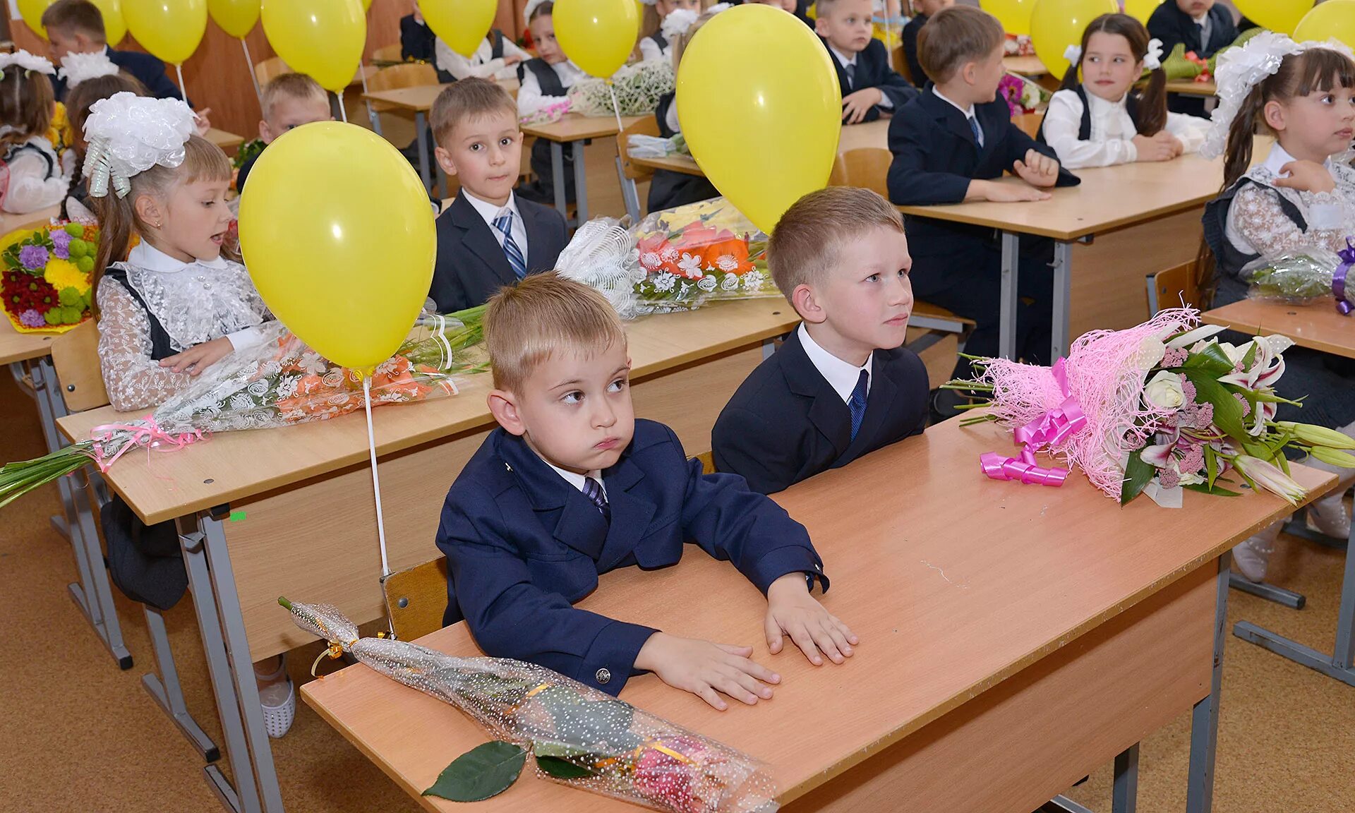 Сегодня пошли в первый класс. Первый класс за партой. Первоклашки в школе. Первоклассник за партой. Школа первоклассника.