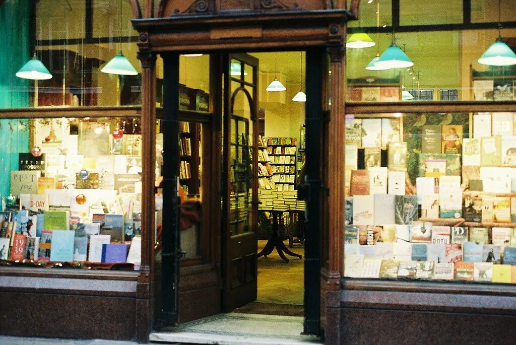 Комиссионный книг. «Daunt books Marylebone» Лондон книжный магазин. Маленький книжный магазинчик. Витрина книжная. Витрина книжного магазина.