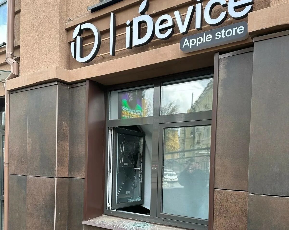 Магазин техники apple нижний новгород. АПЛ магазин Нижний Новгород. Окна Победы фото.