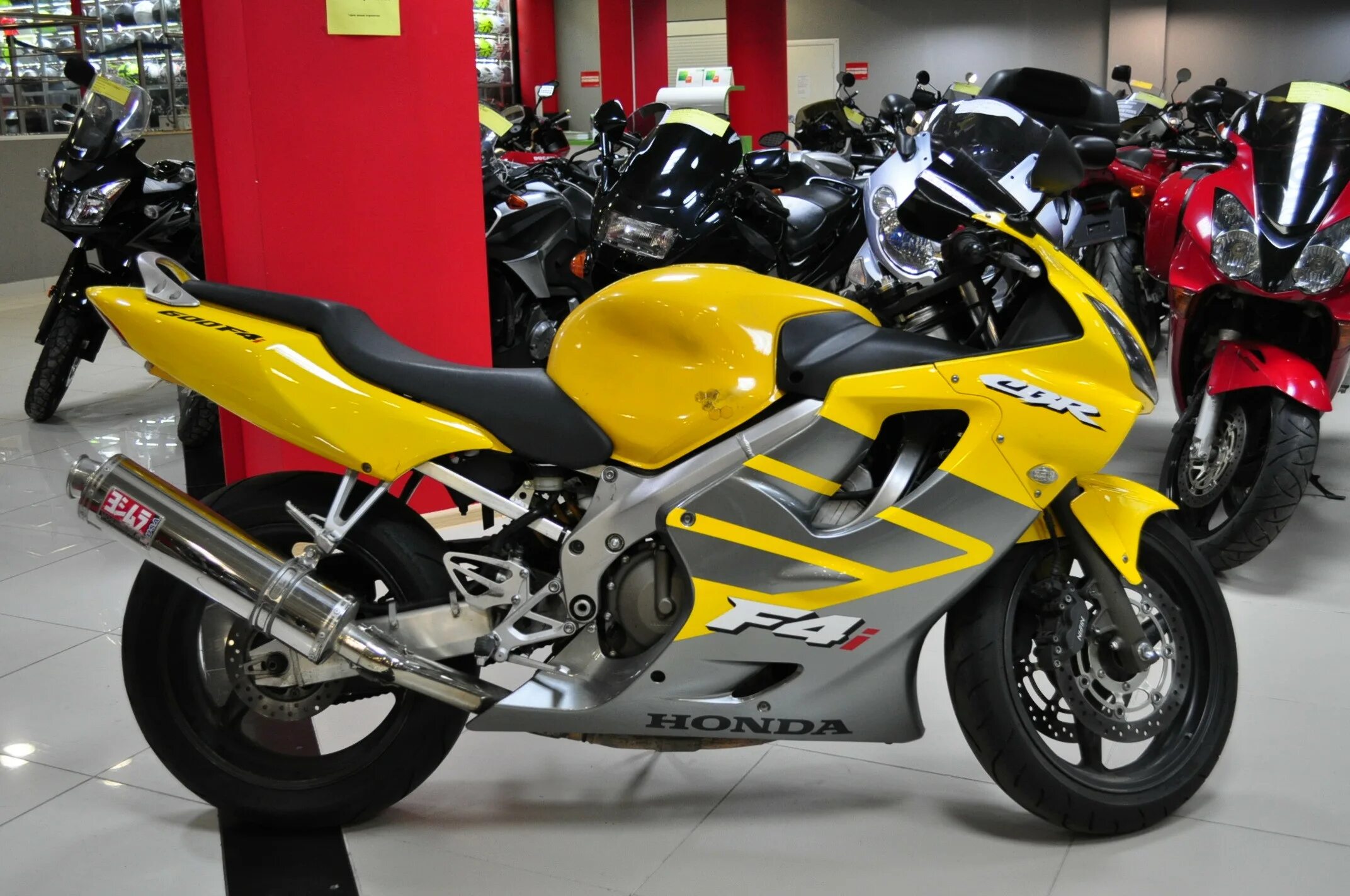 Хонда сбр 600 f4i. Honda f4. Honda f4i 600. Honda cbr 600 f4. F4 600.