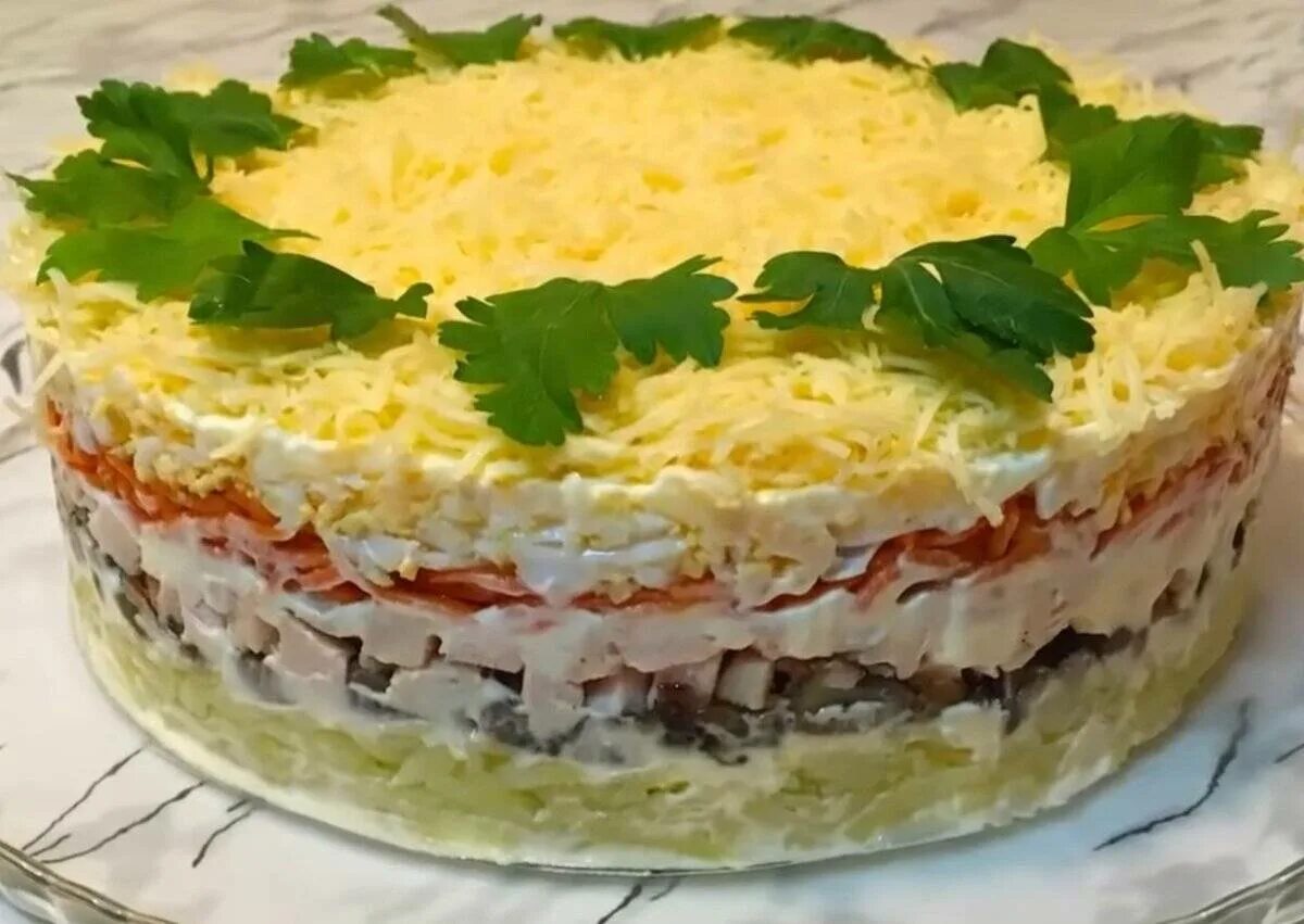 Салат с шампиньонами курицей и корейской морковкой. Салат из копчёной курицы с корейской морковкой и огурцом. Слоёный салат с копчёной курицей и грибами. Слоёный салат с копчёной курицей и корейской морковью. Салат слоями с копченой курицей и корейской морковкой.