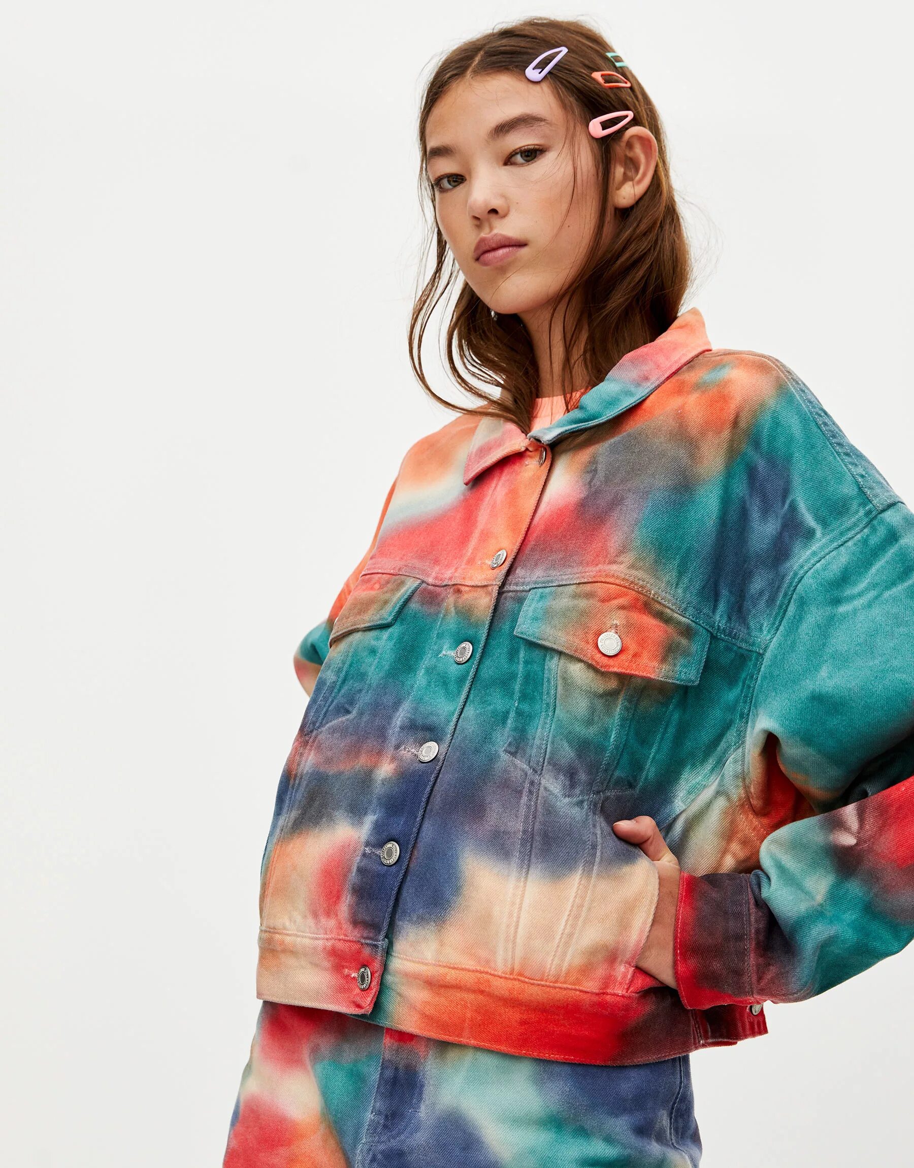 Куртка с принтом женская. Тай дай одежда. Nike tie dye hoodie. Куртку дали. Разноцветная джинсовая куртка.