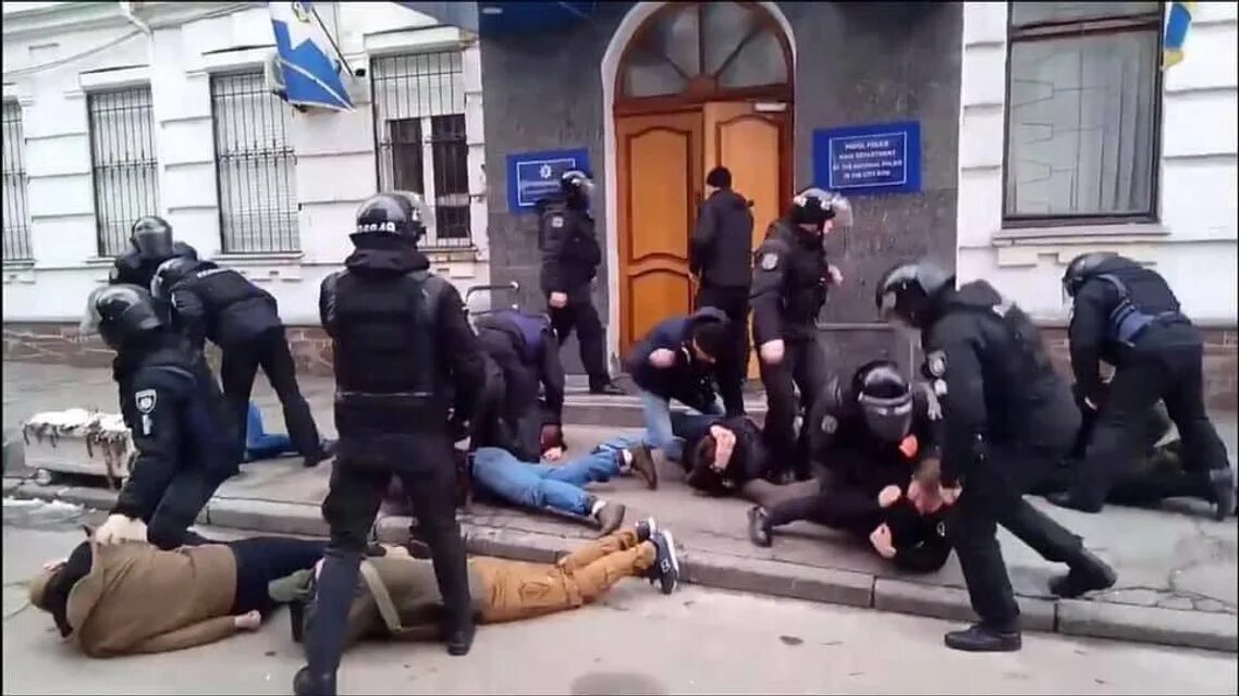 Полицейский беспредел с матом. Беспредел нациков на украине. полицейский беспредел на украине.