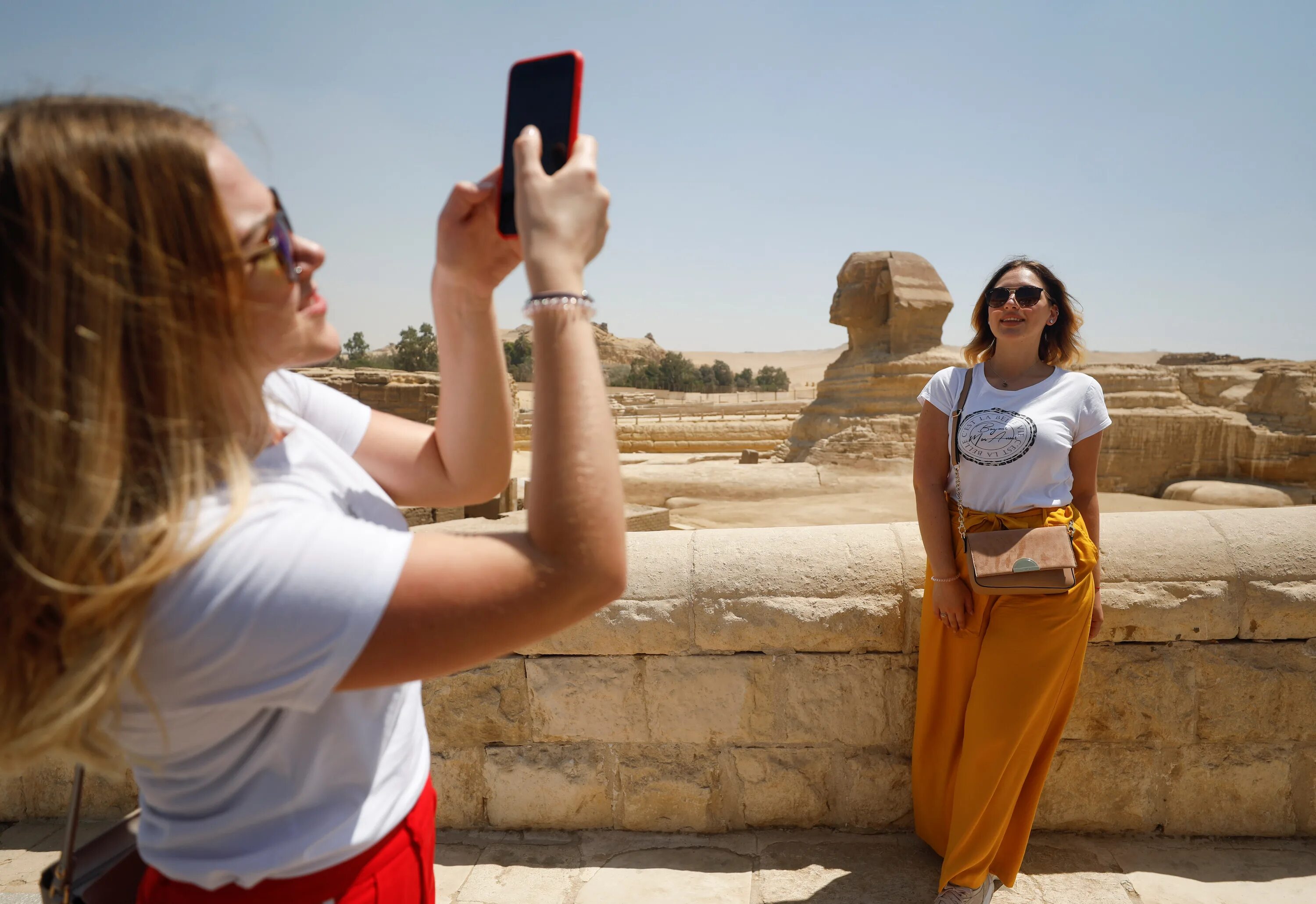 Туристы в Египте. Российские туристы в Египте. Путешественники в Египте. Египет. Девушка.. Почему он едет в египет