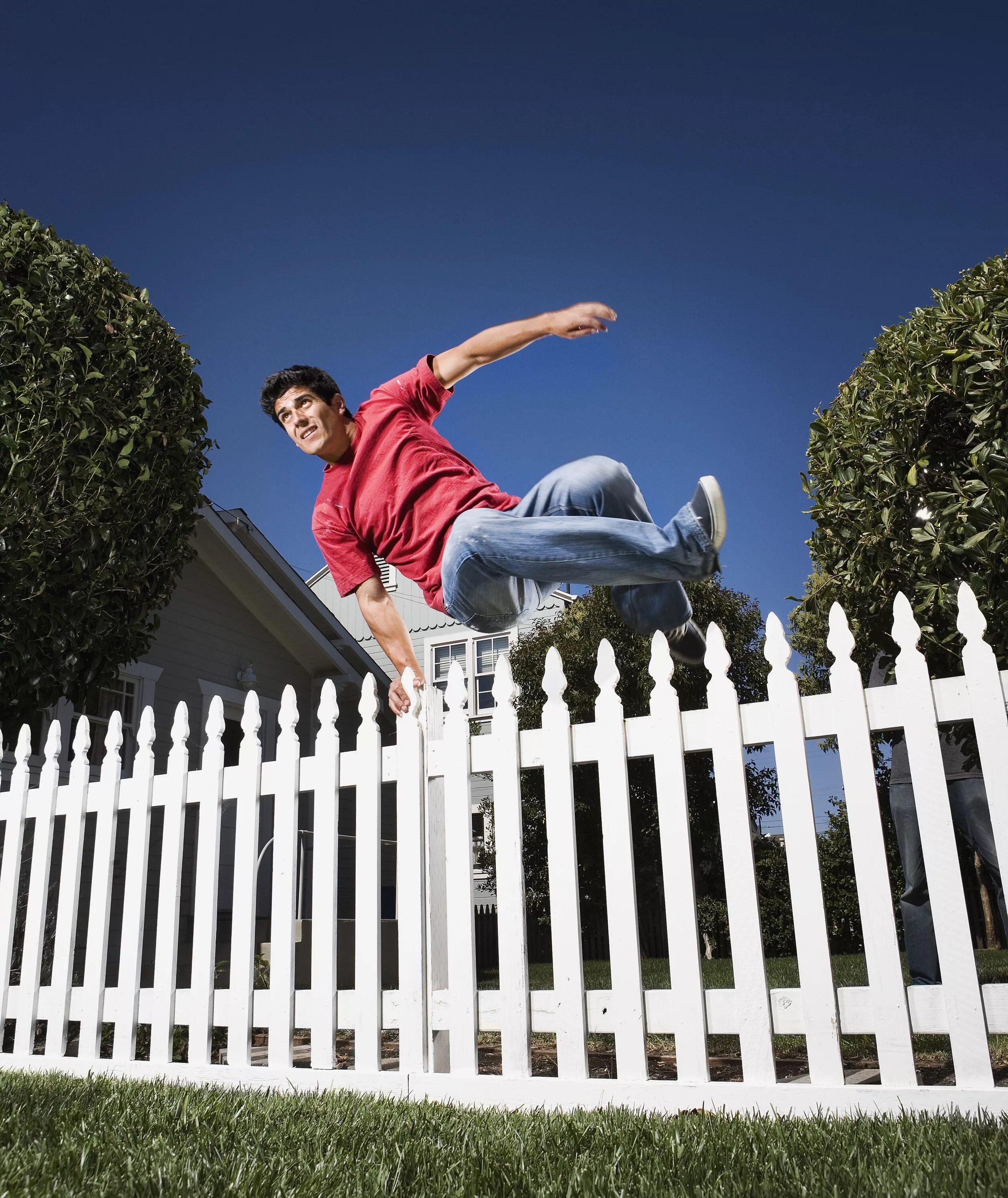 Манипуляция забор. Прыжок через забор. Человек перелезает через забор. Прыгает через забор. Человек перепрыгивает забор.
