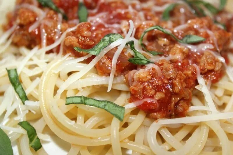 Спагетти с пастой болоньезе с фаршем рецепт. Паста болоньезе. Спагетти с фаршем. Спагетти болоньезе с фаршем. Паста болоньезе с фаршем.