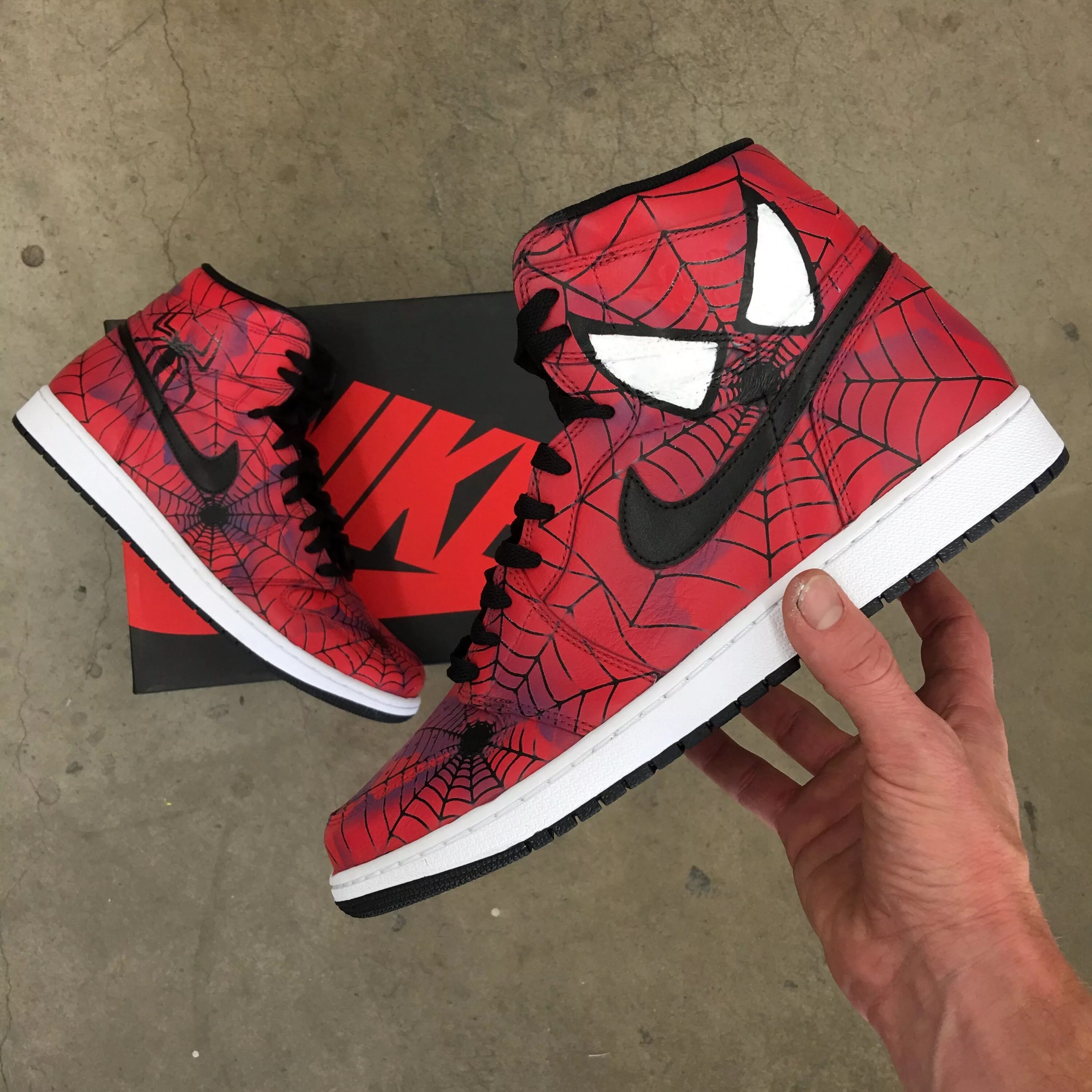 Кроссовки найк человек паук. Nike Air Jordan Spider man. Nike Air Jordan 1 Spider man. Nike Air Jordan с пауком. Nike Air Jordan Marvel.