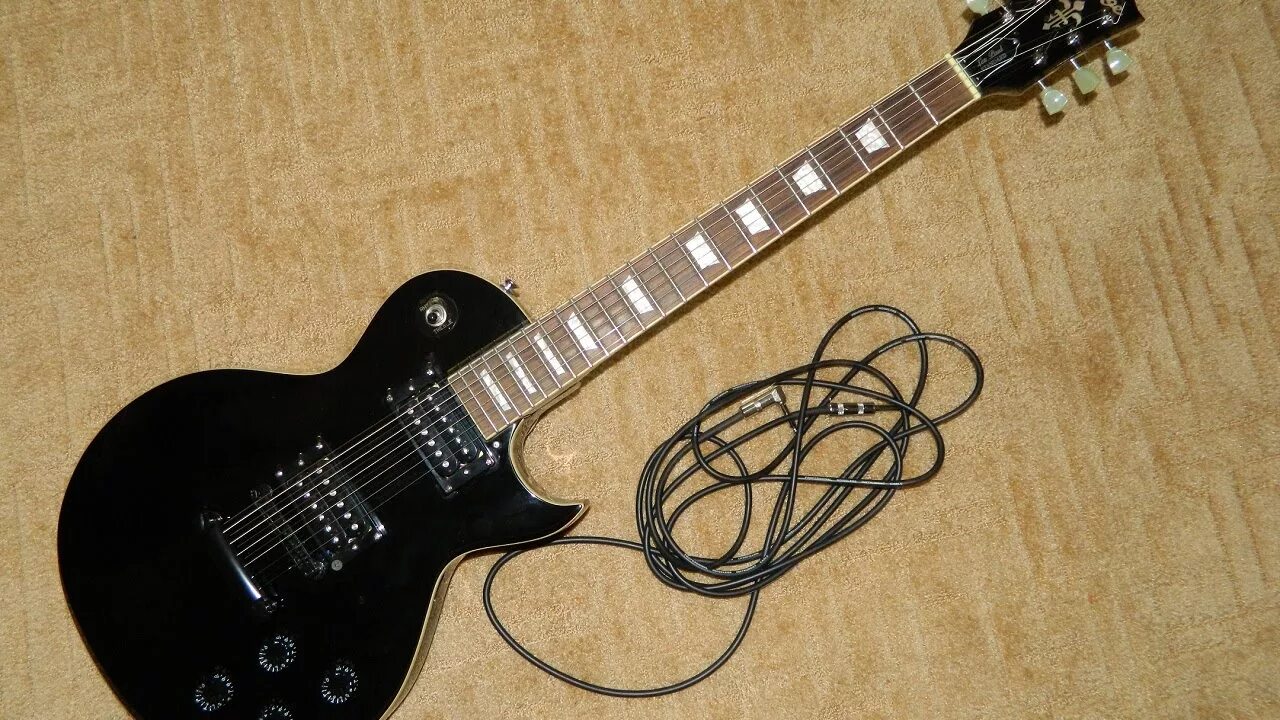 Электрогитара подключенная. Электрическая гитара шнур. Электронная гитара с проводом. Электрогитара без усилителя.