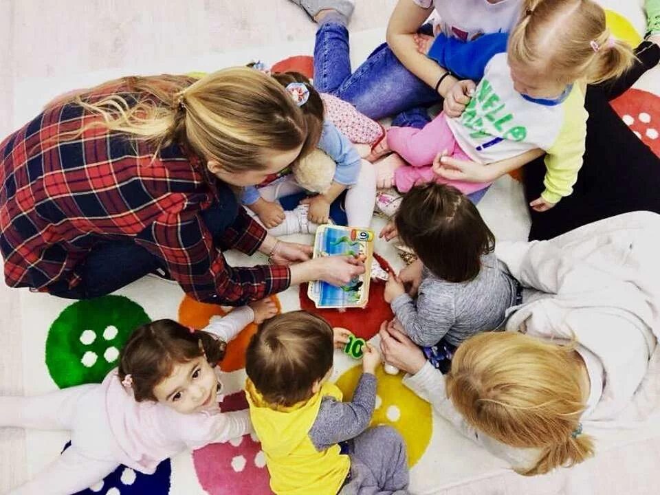 Baby discovers. Детский сад Дискавери Ходынка. Дети в детском саду Англии. Английский детский сад Discovery. Детский сад в Великобритании.