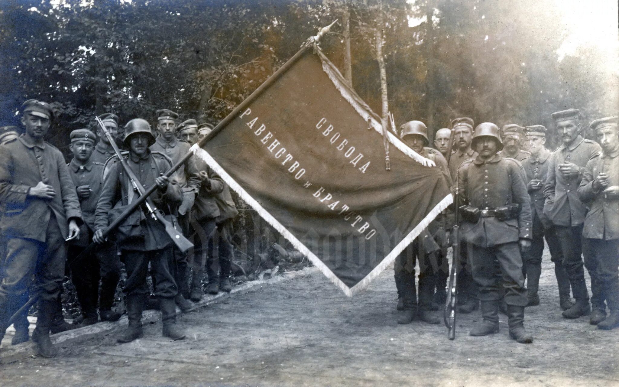 Знамена первой мировой. Знамена первая мировая. Русские знамена первой мировой. Знамя русской армии в 1 мировую. Знамена русской армии 1914.