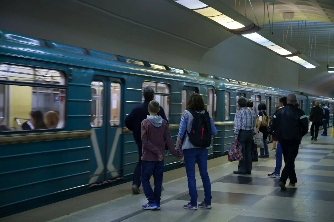 Пассажирам московского метрополитена. Люди на станции метро. Люди на платформе метро. Пассажиры Московского метро. Станции Московского метро с пассажирами.