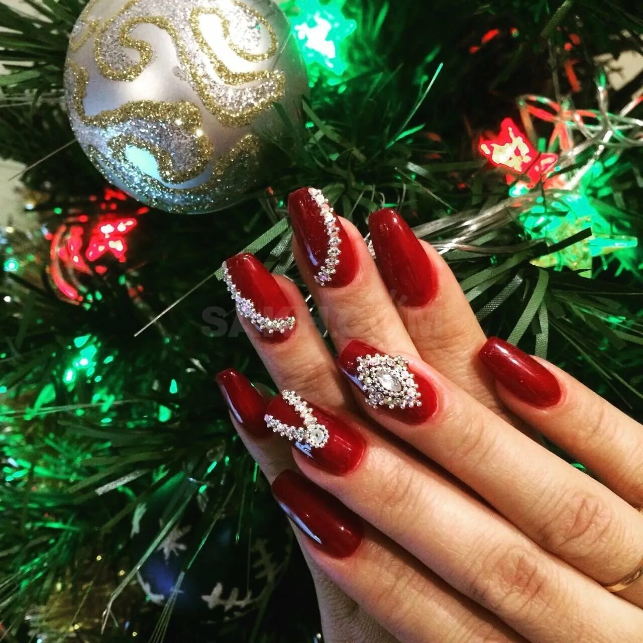 яркий маникюр на новый год. ногти на новый год строгий короткие. новогодний дизайн ногтей. новогодний маникюр красный с белым. маникюр на новый год.