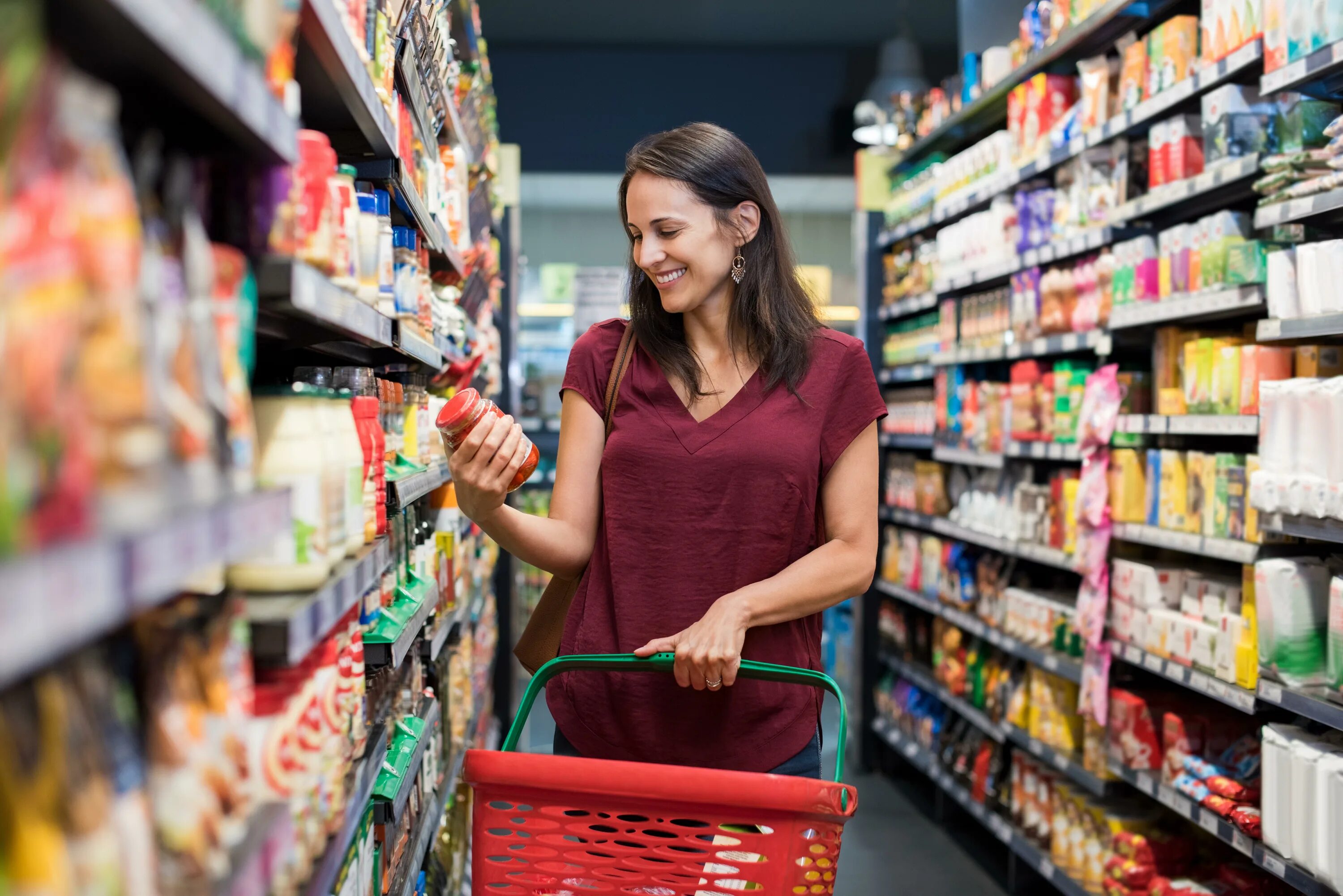 A shopping product is. Люди в супермаркете. Покупатель в магазине. Женщина с продуктами. Люди в магазине.