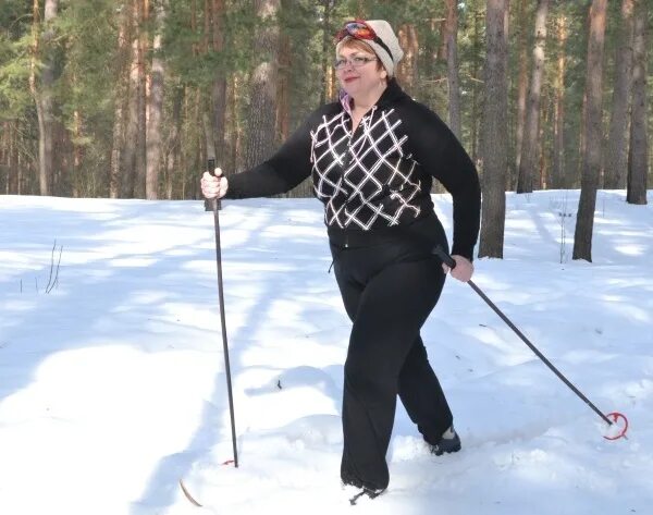 на лыжах в лесу. беговые лыжи. горные лыжи. лыжи 50 женщины. лыжи 50 женщины.