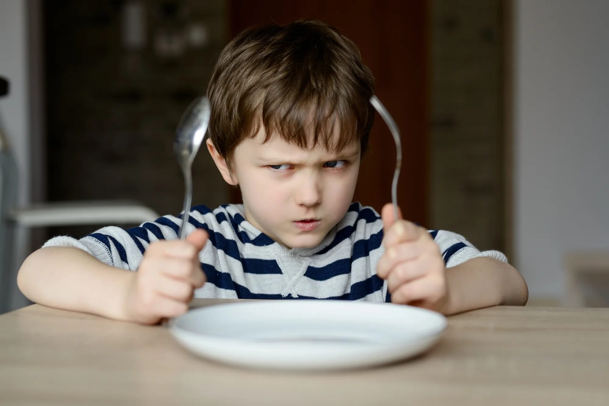 Hungry teacher. Дети за столом. Мальчик за столом. Голодный мальчик.