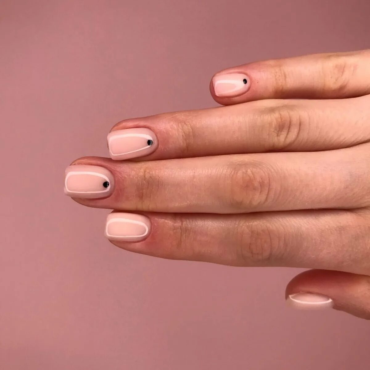 Маникюр нюд с красным сердечком. Маникюр нюд с красным сердечком. Нюдовый маникюр на короткие ногти с сердечком. Маникюр нюд с сердечком. Розовый нюдовый маникюр.