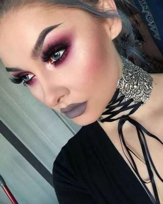 Pin oleh Tallisaantos di Maquiagem glamurosa Riasan mata, Karnaval, Mata