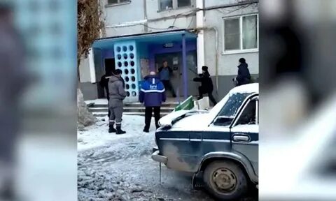 Мужик в абакане напал на прохожих