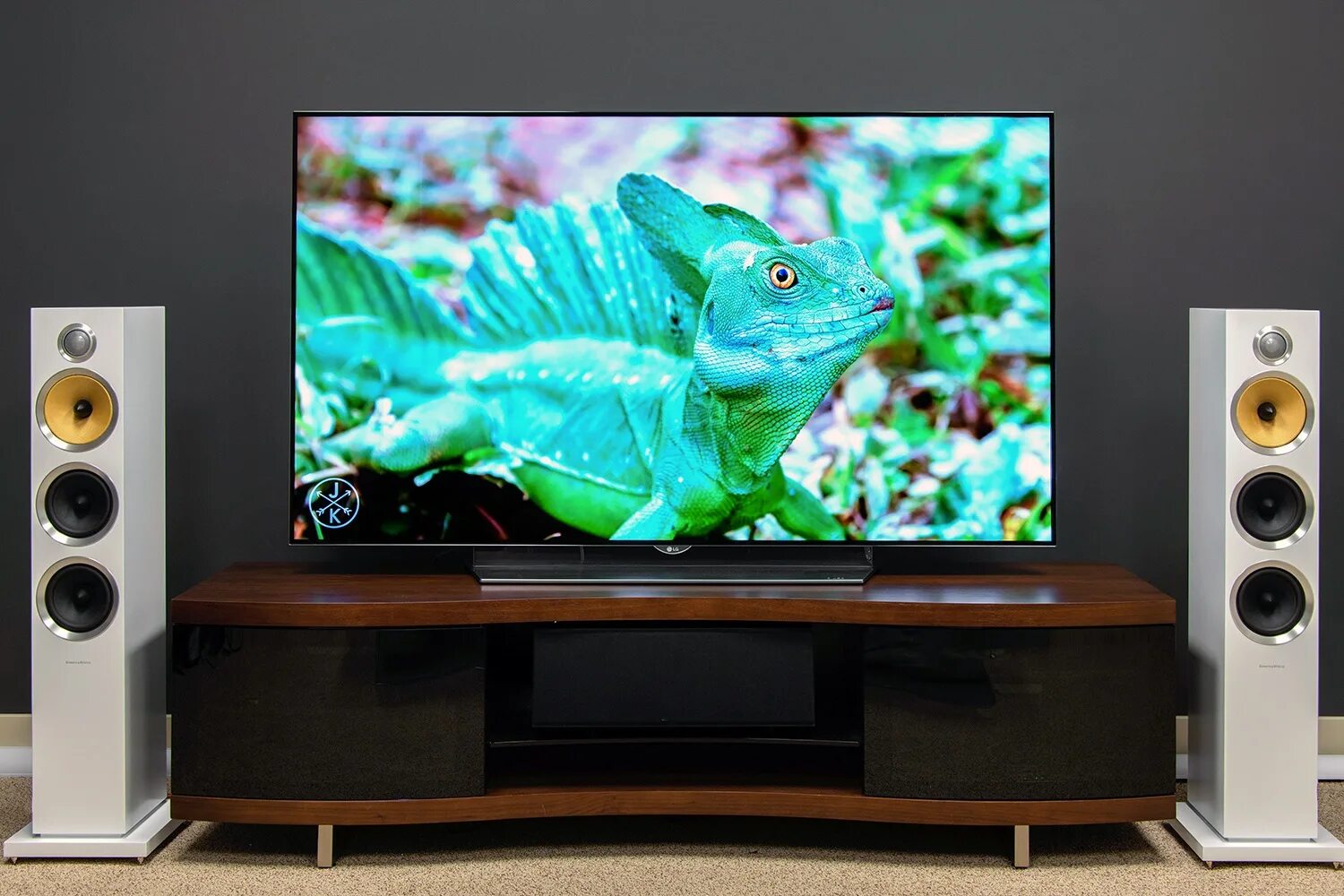 Новые телевизоры обзоры. Телевизор выставочный. Телевизор LG 2016. LG 55ef950v 2015 OLED. LG 55 2016 телевизор.