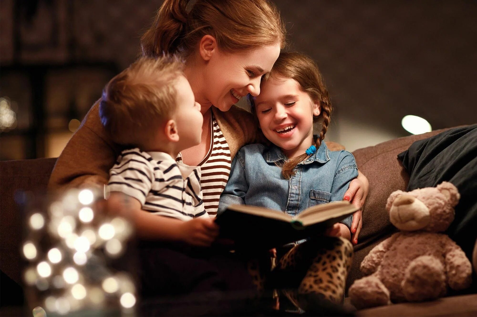 Мама читает ребенку. Мама читает сказку ребенку. Родители и ребенок перед сном. Mama chitayet knigu. Мама читает детям картинки