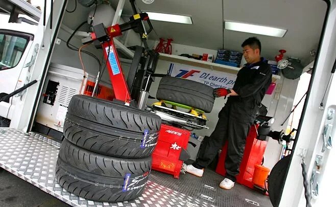 шиномонтажка на колесах. выездной шиномонтаж пежо боксер. передвижная автомастерская. выездная вулканизация. мобильный шиномонтаж.