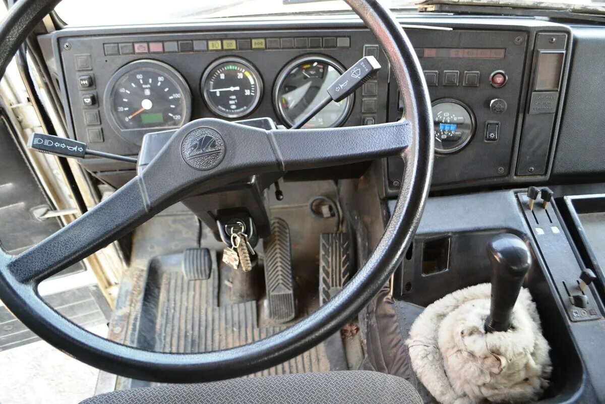 Управление маз. Управление маз. Маз самосвал 5516 салон. Управление маз. Маз 6501 самосвал в кабине.